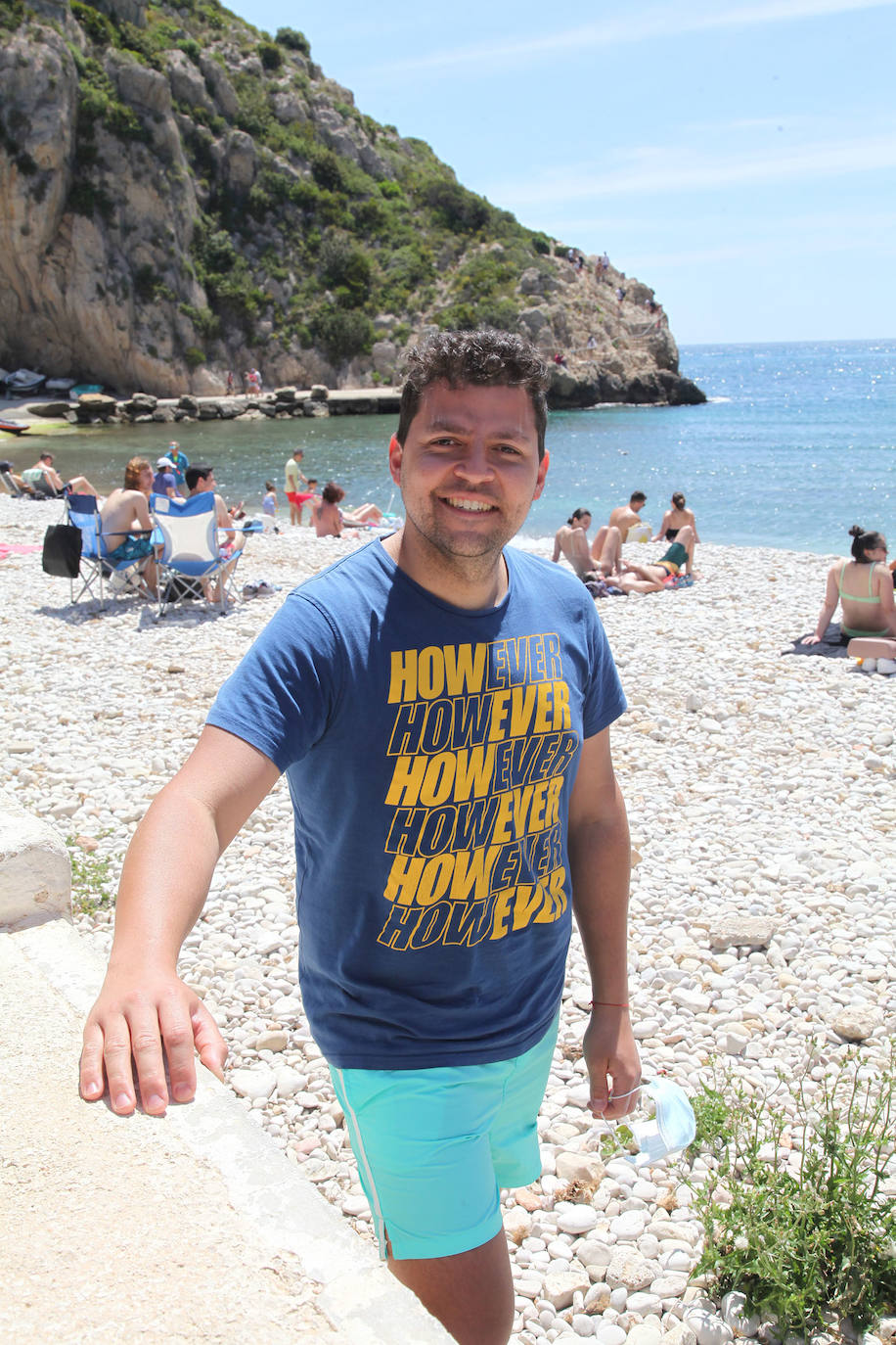 El sol y las altas temperaturas atraen a muchos bañistas a la costa, respetando la distancia de seguridad, con ganas de darse el primer baño de la temporada y de distrutar de la buena gastronomía.