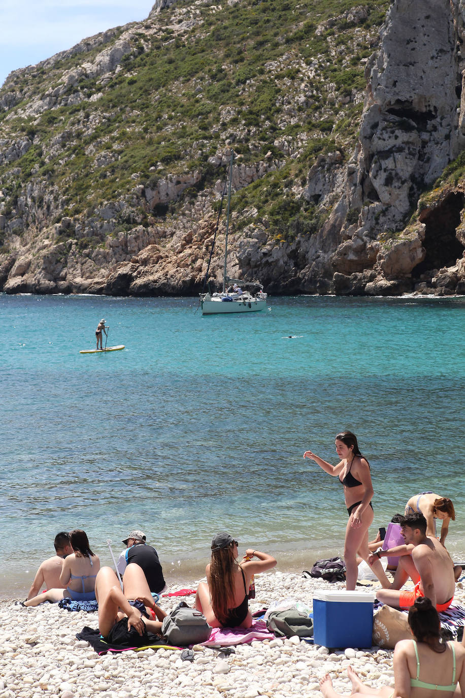 El sol y las altas temperaturas atraen a muchos bañistas a la costa, respetando la distancia de seguridad, con ganas de darse el primer baño de la temporada y de distrutar de la buena gastronomía.