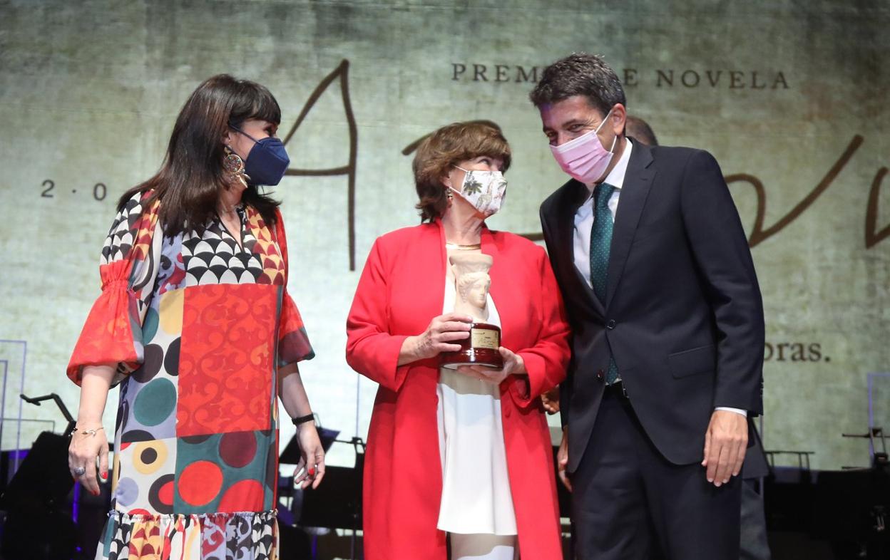 Carlos Mazón y Julia Parra junto a la ganadora del Premio Azorín de Novela 2021, Nativel Preciado. LP 