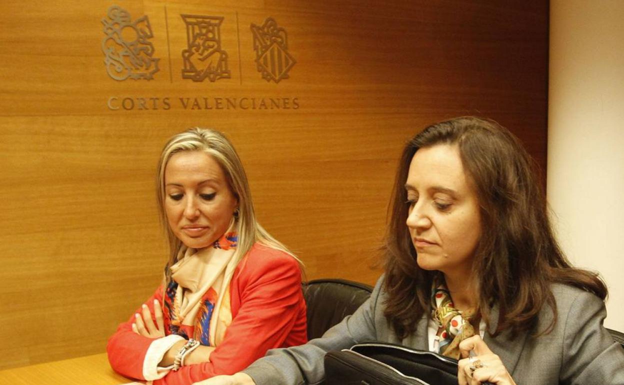 Verónica Marcos, a la izquierda, junto a Rosa Vidal en Les Corts. 