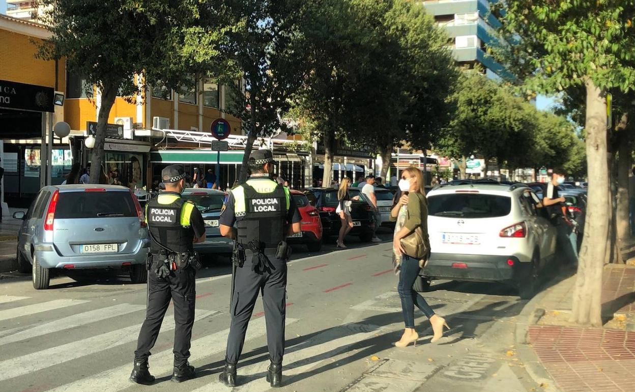 La Policía Local controla los aforos en la Playa de San Juan. 
