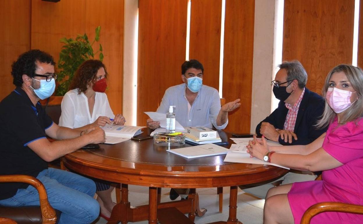 Reunión entre el equipo de gobierno local y la directiva de la Federació de Fogueres. 