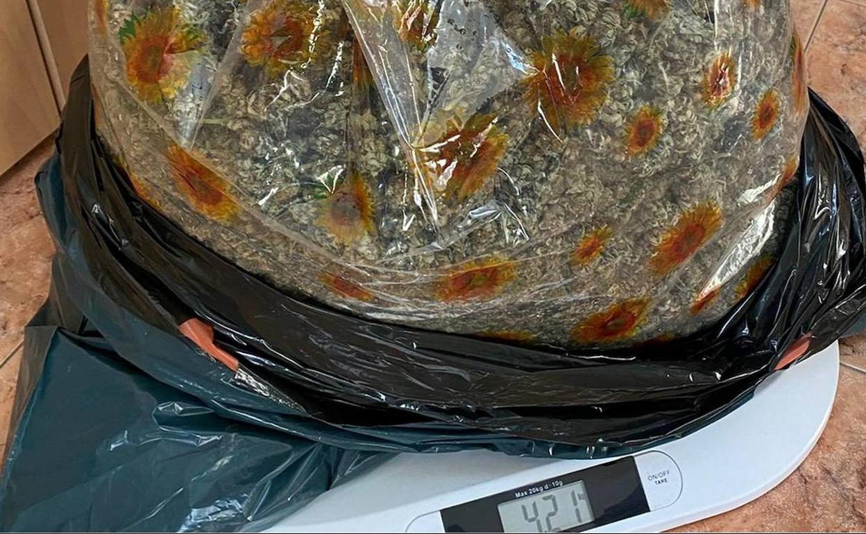 La bolsa llena de marihuana pesaba 4,2 kilogramos. 