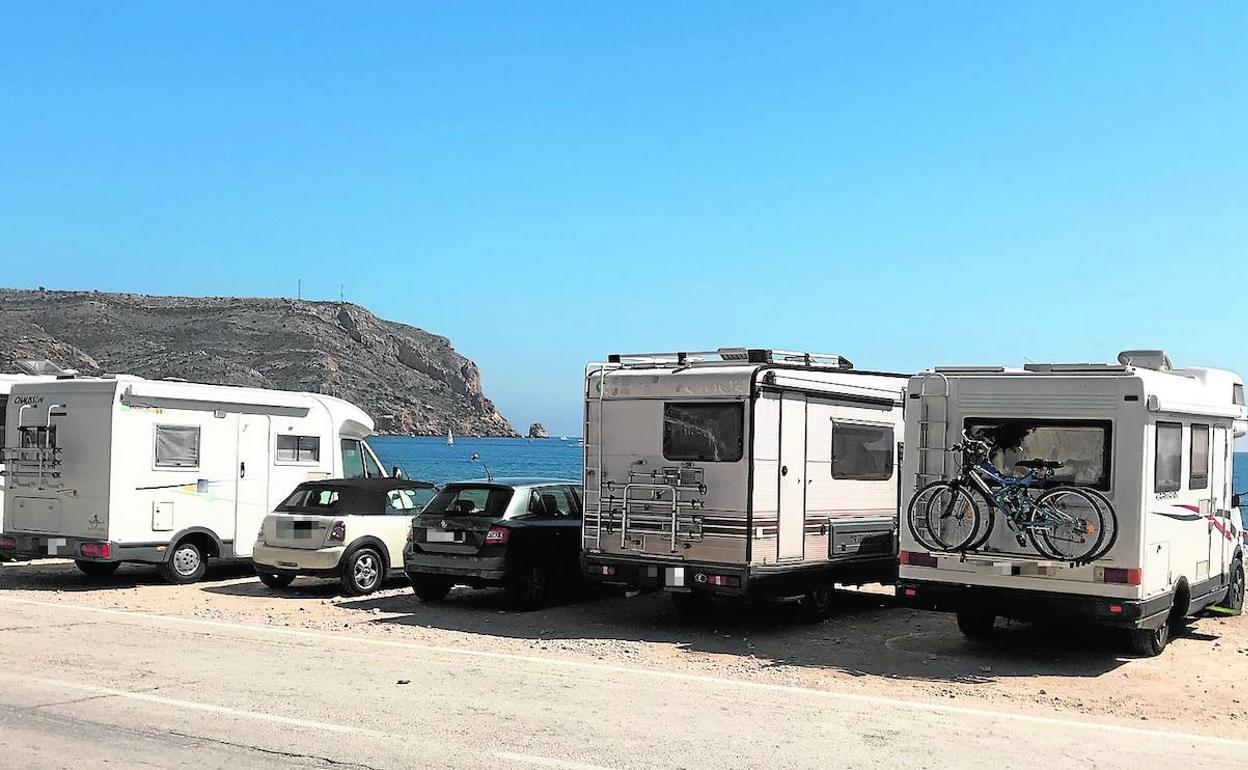 La zona del Primer Montañar de Xàbia más cercana a la desembocadura del Gorgos con varias autocaravanas estacionadas. 