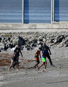 Imagen secundaria 2 - Policías y militares patrullan para atrapar a miles de inmigrantes huidos en Ceuta