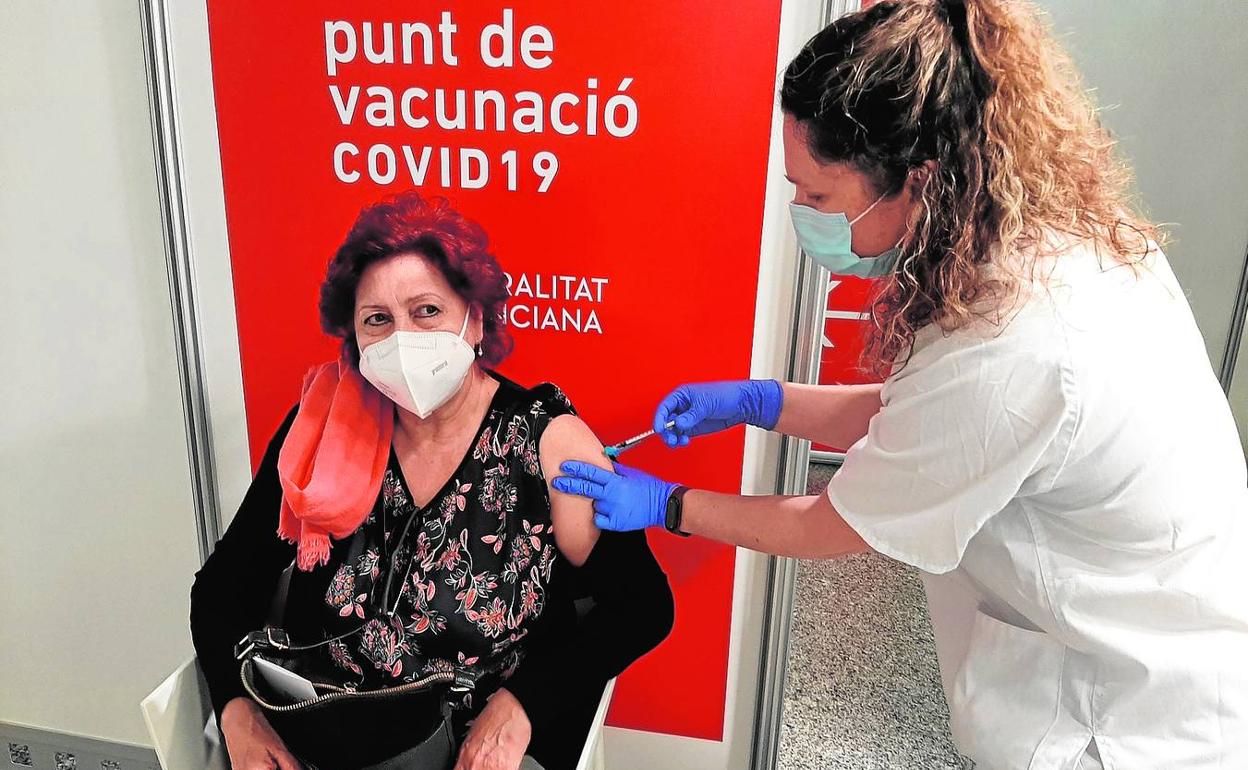 Personal sanitario administra una dosis de la vacuna contra el Covid en el centro de inmunización de la Ciudad de las Artes y las Ciencias.