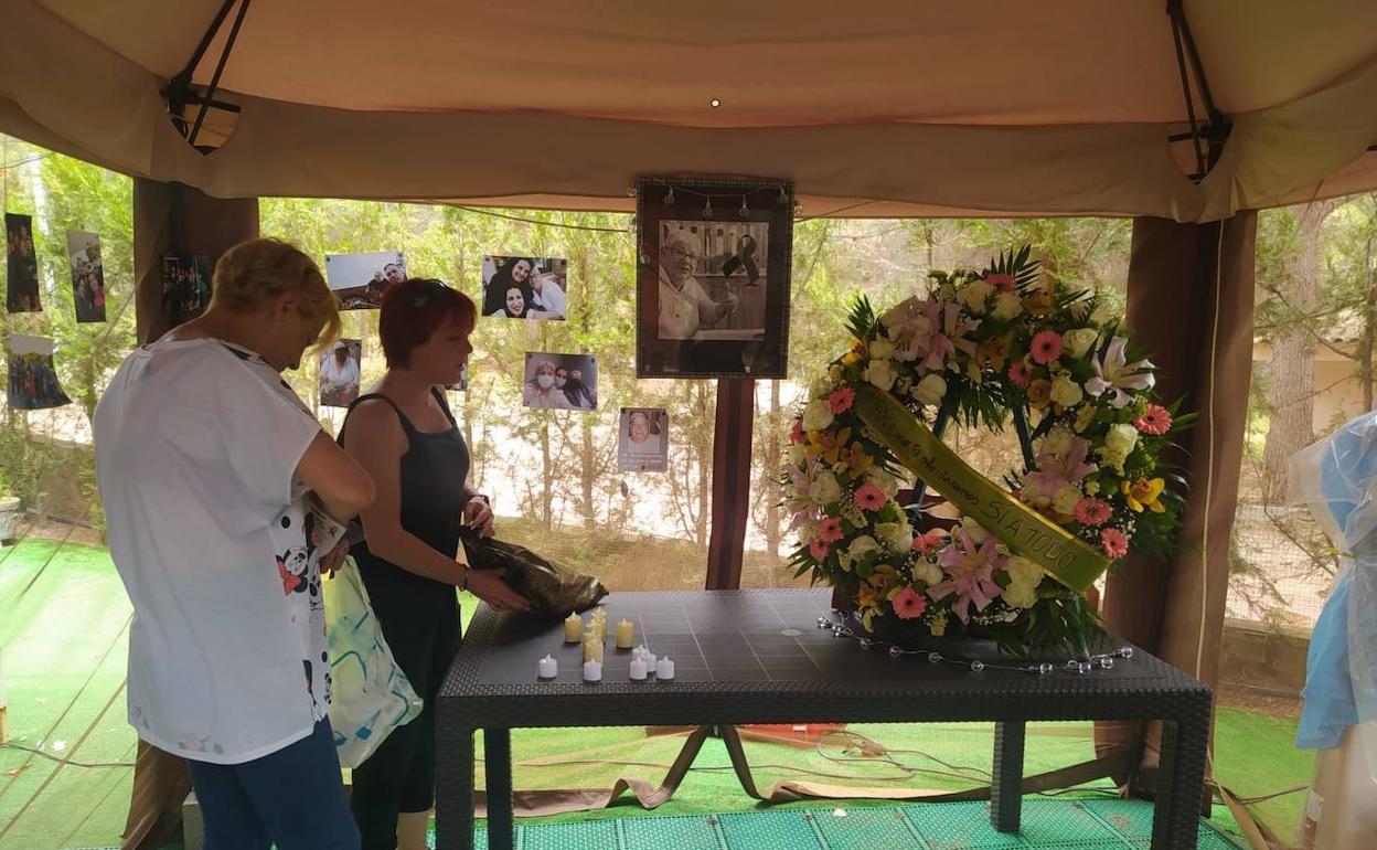 Homenaje en la parcela de la mujer asesinada. 