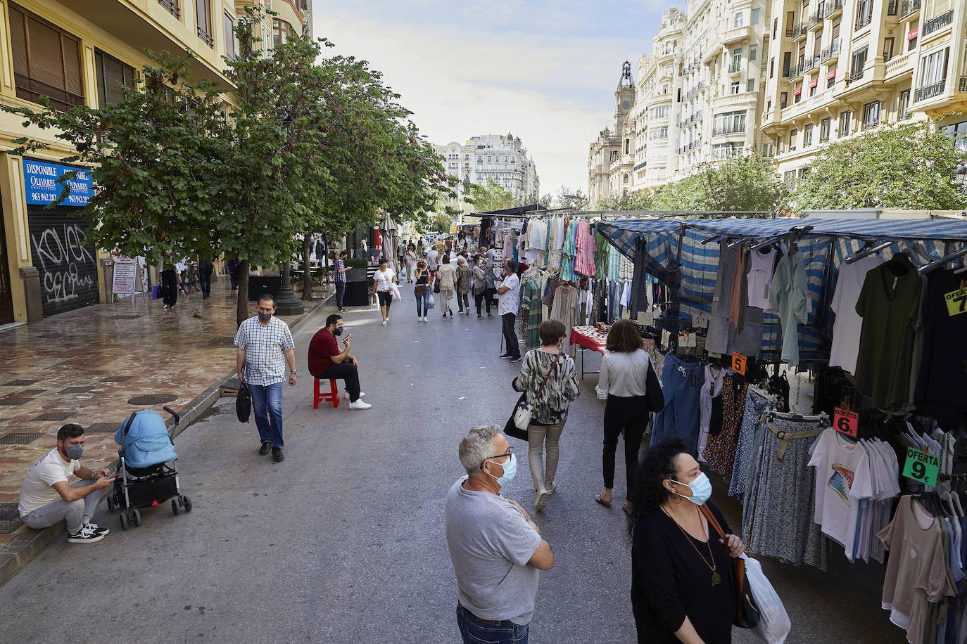 Protestas, mercadillos y restos de instalaciones se mezclan junto a la plaza del Ayuntamiento. Comerciantes y vecinos de la zona insisten en los problemas para acceder en coche mientras el monolito del 15M sigue protegido por vallas.