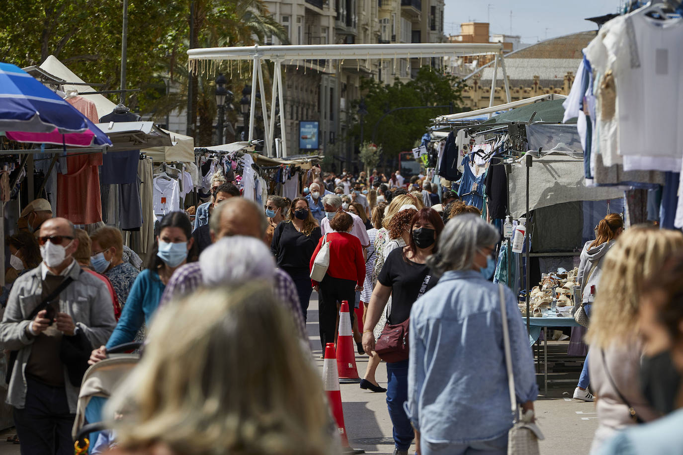 Protestas, mercadillos y restos de instalaciones se mezclan junto a la plaza del Ayuntamiento. Comerciantes y vecinos de la zona insisten en los problemas para acceder en coche mientras el monolito del 15M sigue protegido por vallas.