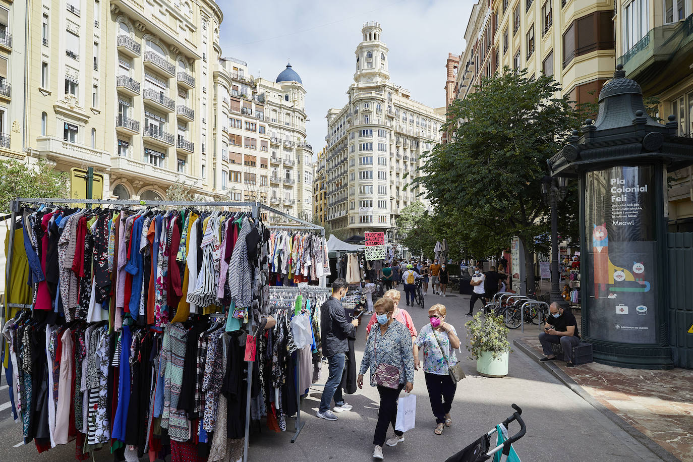 Protestas, mercadillos y restos de instalaciones se mezclan junto a la plaza del Ayuntamiento. Comerciantes y vecinos de la zona insisten en los problemas para acceder en coche mientras el monolito del 15M sigue protegido por vallas.