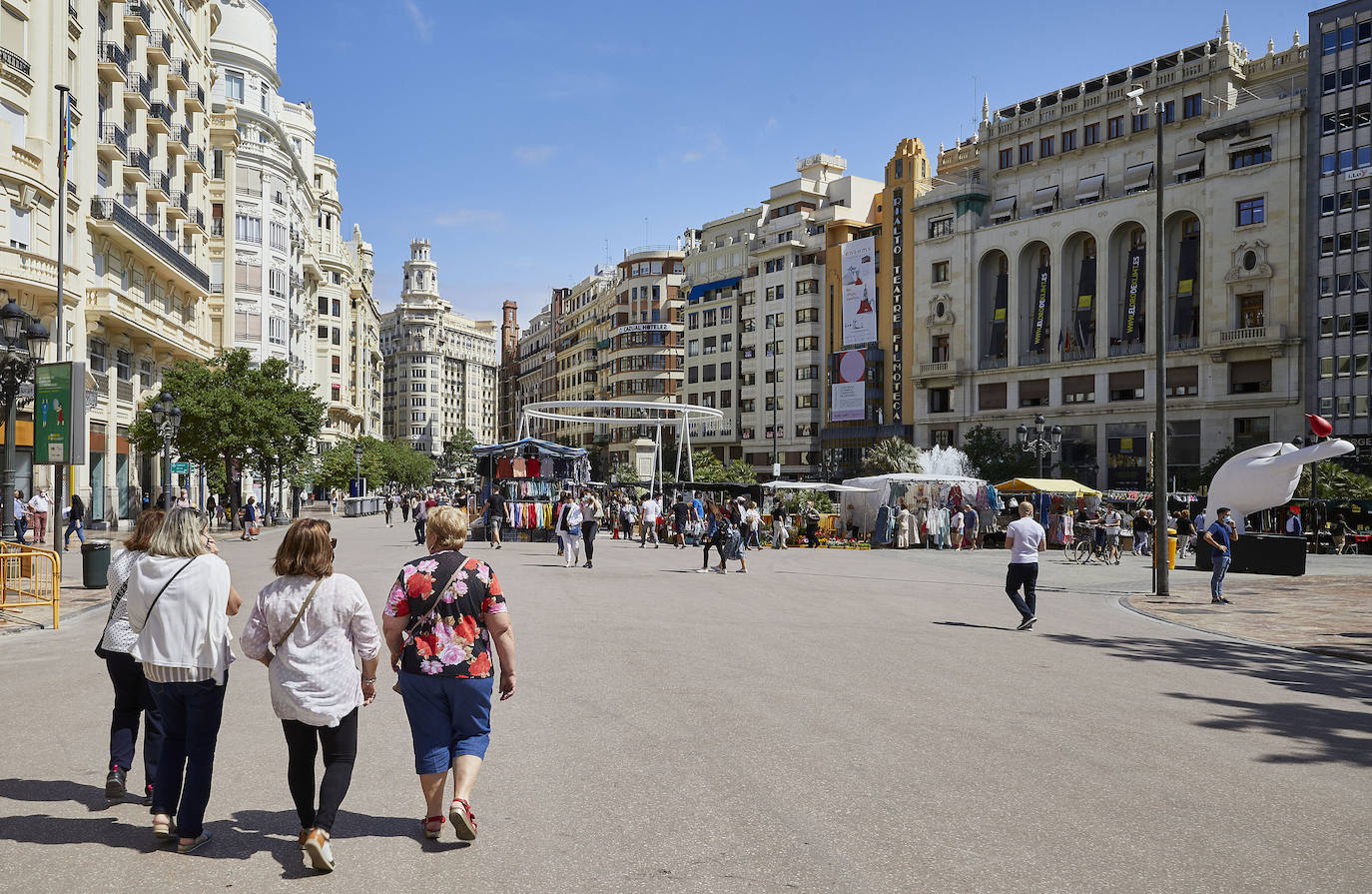 Protestas, mercadillos y restos de instalaciones se mezclan junto a la plaza del Ayuntamiento. Comerciantes y vecinos de la zona insisten en los problemas para acceder en coche mientras el monolito del 15M sigue protegido por vallas.