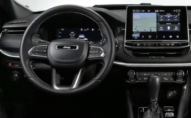 Interior más tecnológico con pantalla central y cuadro de mandos digital.