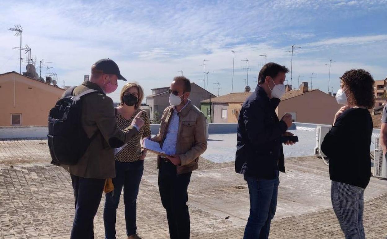 Las autoridades locales visitan el lugar dónde se ubicará la primera planta solar. 