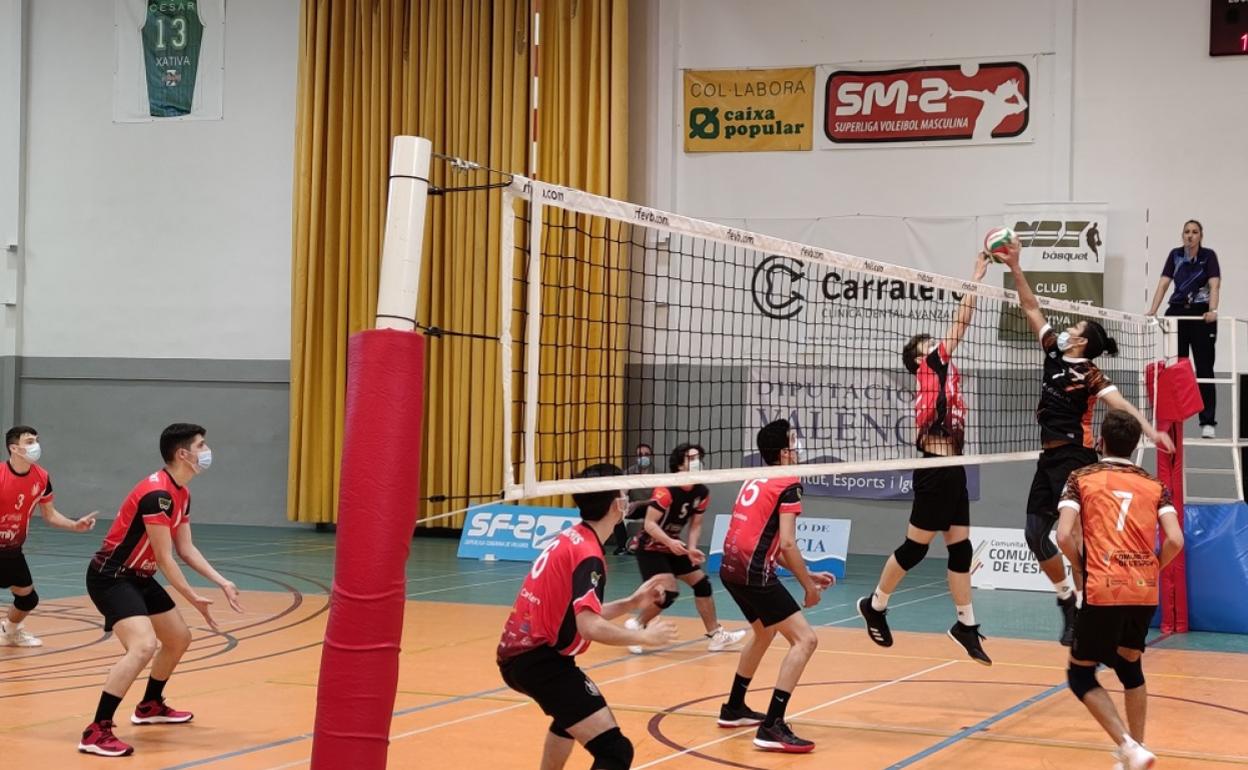 Momento de ataque de un encuentro de los juveniles del Voleibol Xàtiva. 