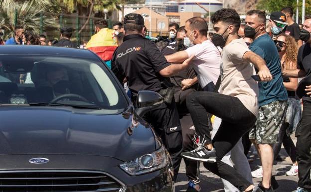 Agresión al coche de Sánchez en Ceuta. 