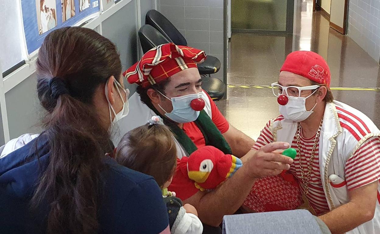 Dos voluntarios de Payasospital en el hospital de Elche.