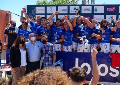 Imagen secundaria 1 - Toda la plantilla del equipo de rugby al completo y la celebración del trunfo. 