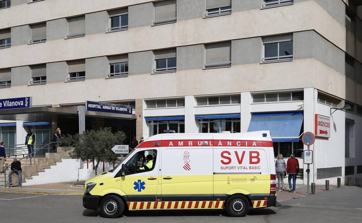 Una ambulancia a las puertas del Hospital Arnau de Vilanova, en una imagen de archivo. 