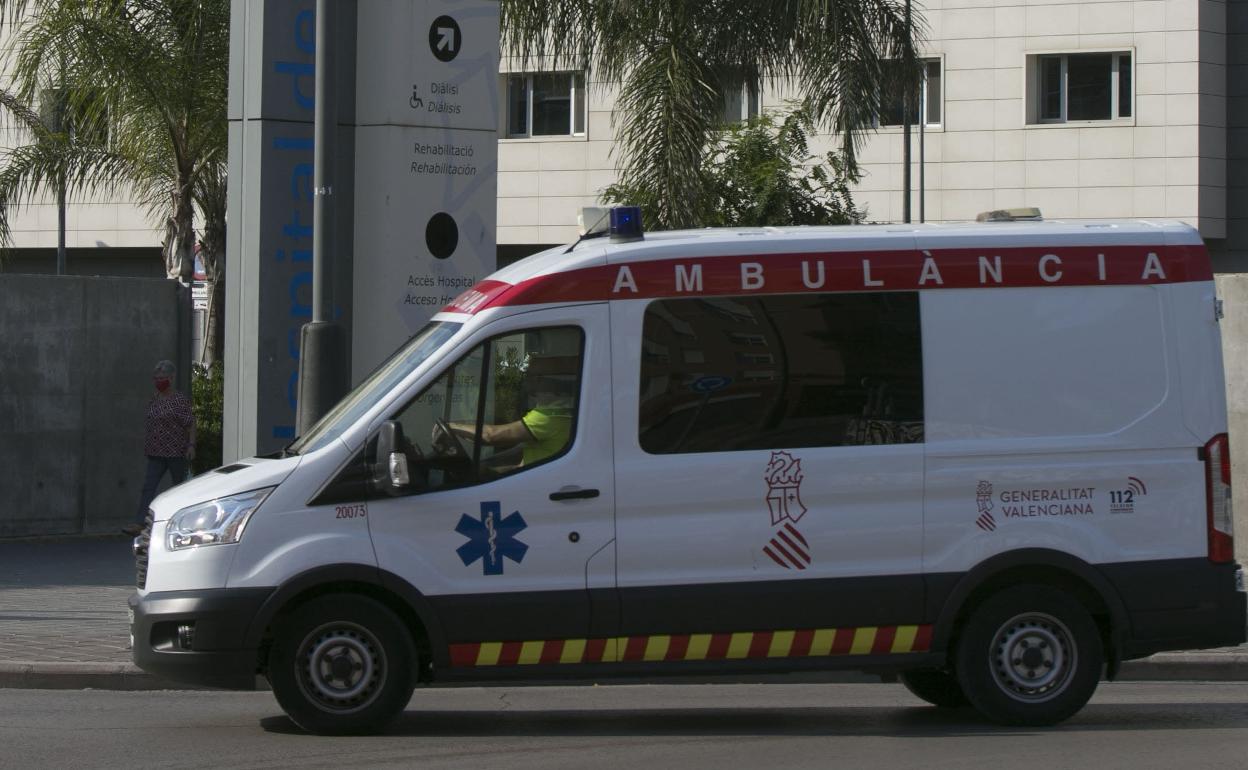 Una ambulancia en el Hospital de Manises. 