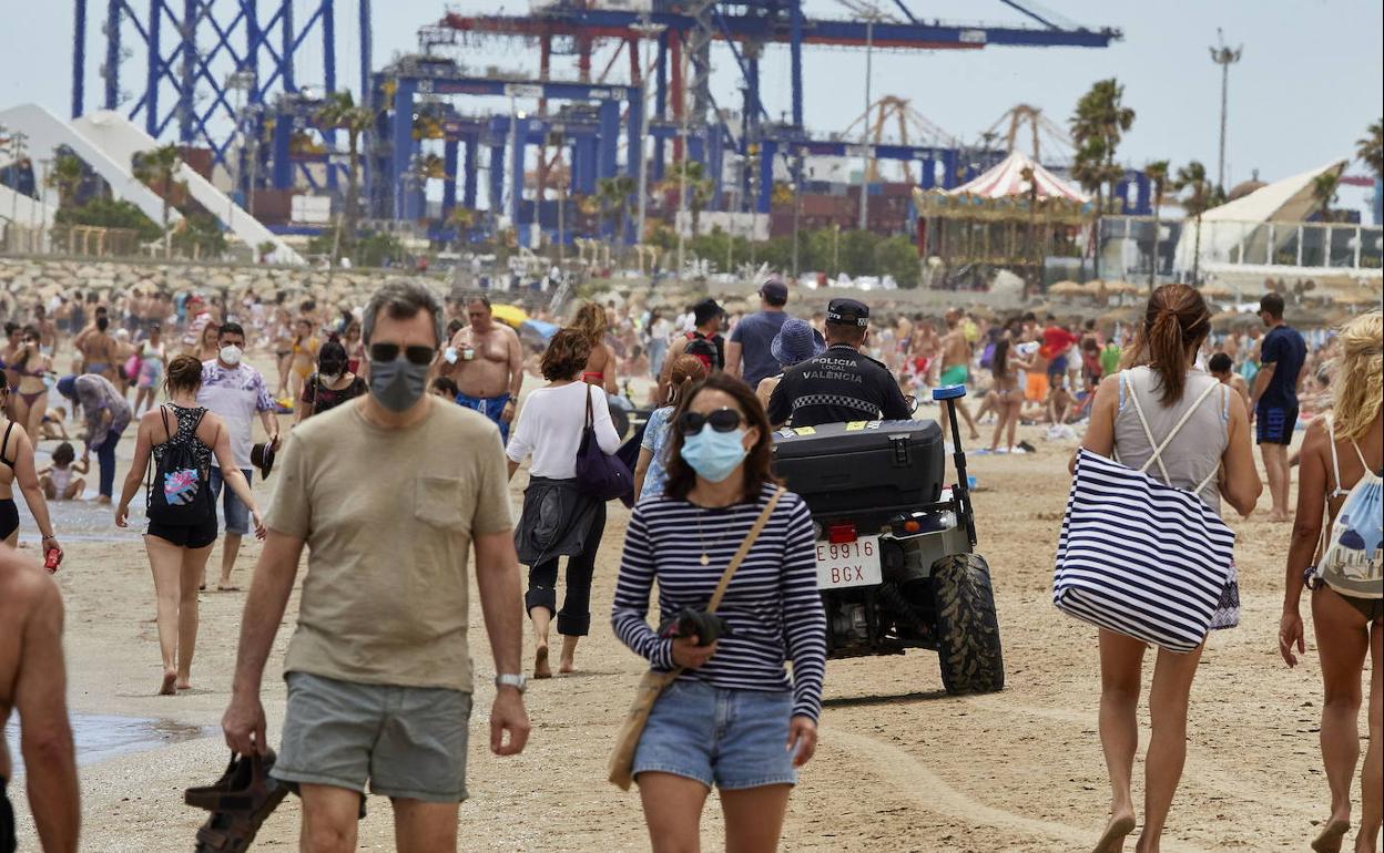 Cientos de turistas y visitantes el pasado fin de semana en una playa de Valencia.