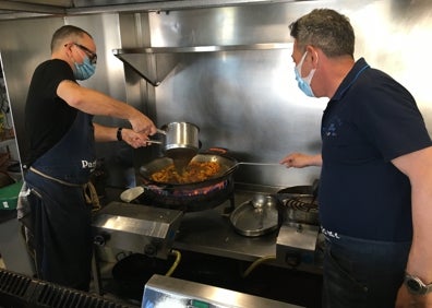 Imagen secundaria 1 - Los cocineros de Parsifal añaden el caldo y echan los fideos al guiso. 