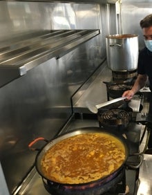 Imagen secundaria 2 - Los cocineros de Parsifal añaden el caldo y echan los fideos al guiso. 