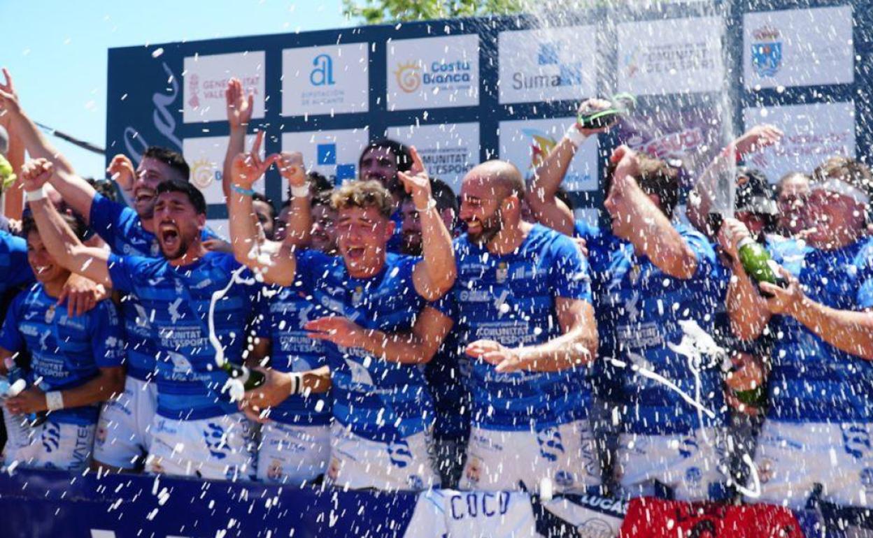 Los jugadores de rugby de la Vila celebran el triunfo y el ascenso. 
