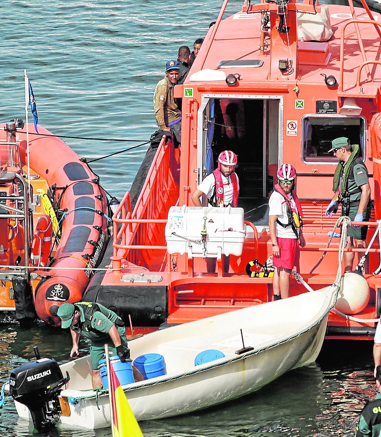 Una patera interceptada en aguas de Alicante. 