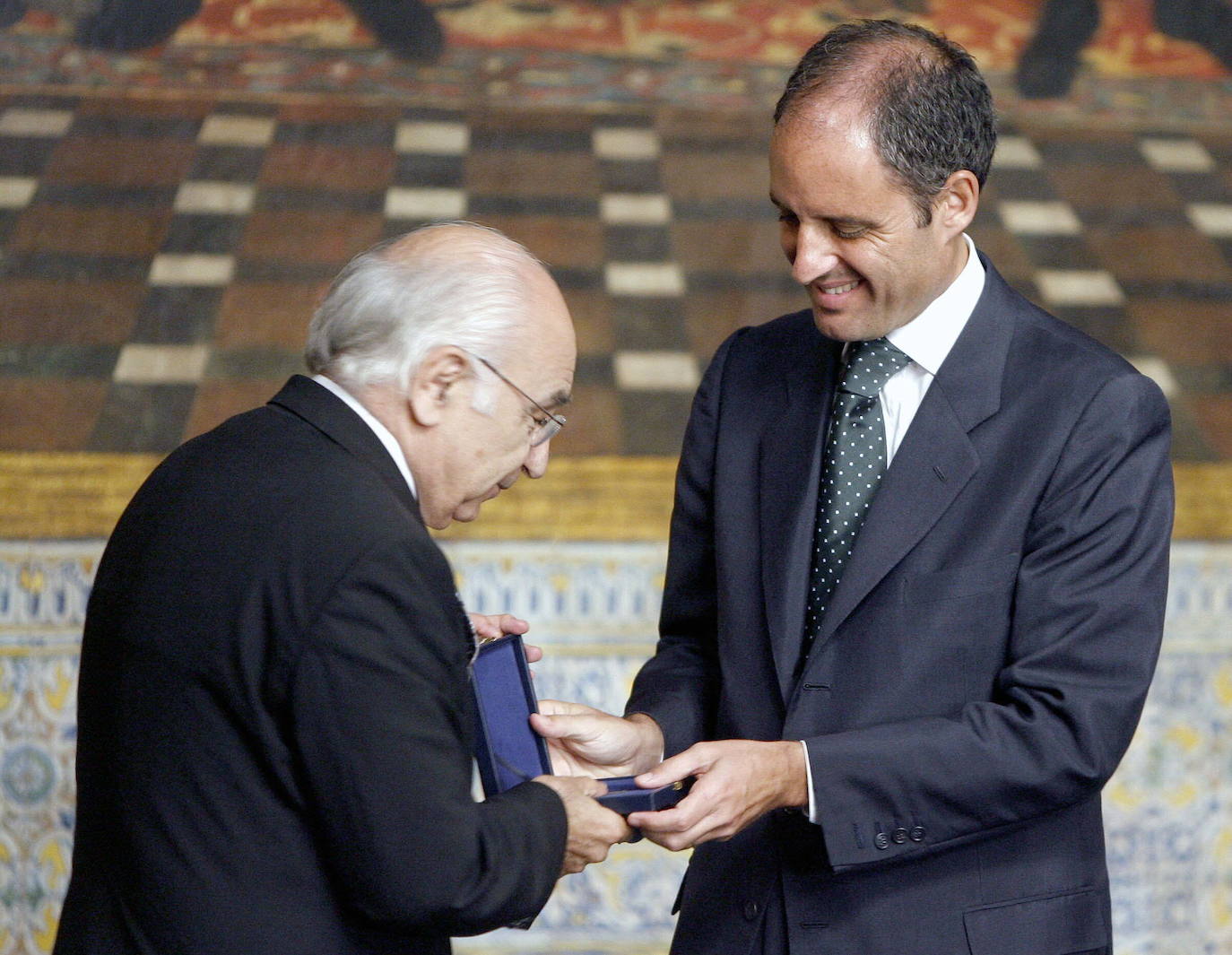 Francisco Brines no necesita presentación. El académico y poeta de Oliva se ha convertido en el emblema valenciano de la poesía. El escritor recibió a los Reyes este mismo mayo en su finca familiar de la localidad valenciana, donde le otorgaron el premio Cervantes por su trabajo. 