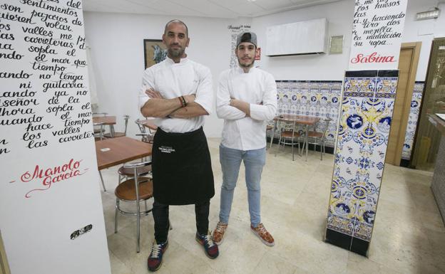 Imagen principal - Ángel Carrero en su bar Villacastín.