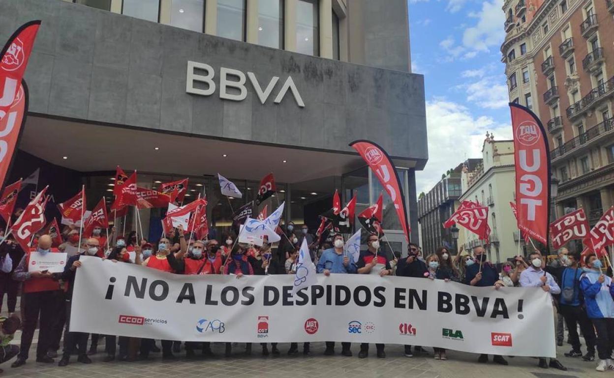 Trabajadores de BBVA se manifiestan contra los despidos a las puertas de una sede del banco. 