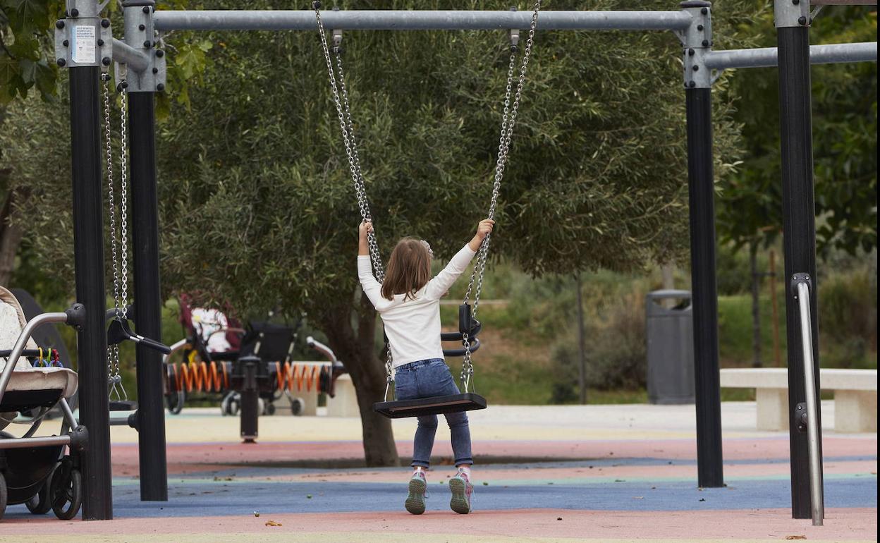 Una niña en un parque. 
