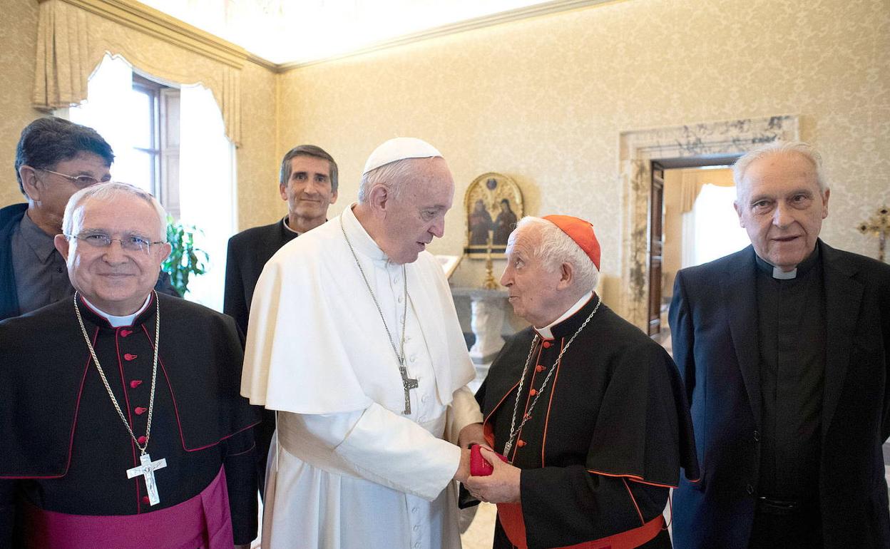 Jesús Murgui con el Papa y Cañizares en una visita en Roma. 