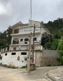 Imagen secundaria 2 - Zona de montaña descuidada, los populares Carla Ripoll y Vicent Gregori, y un poste de luz junto a una casa. 