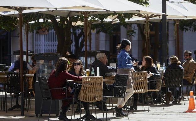 La Fiscalía avala el toque de queda y el Consell baraja prescindir de la mascarilla