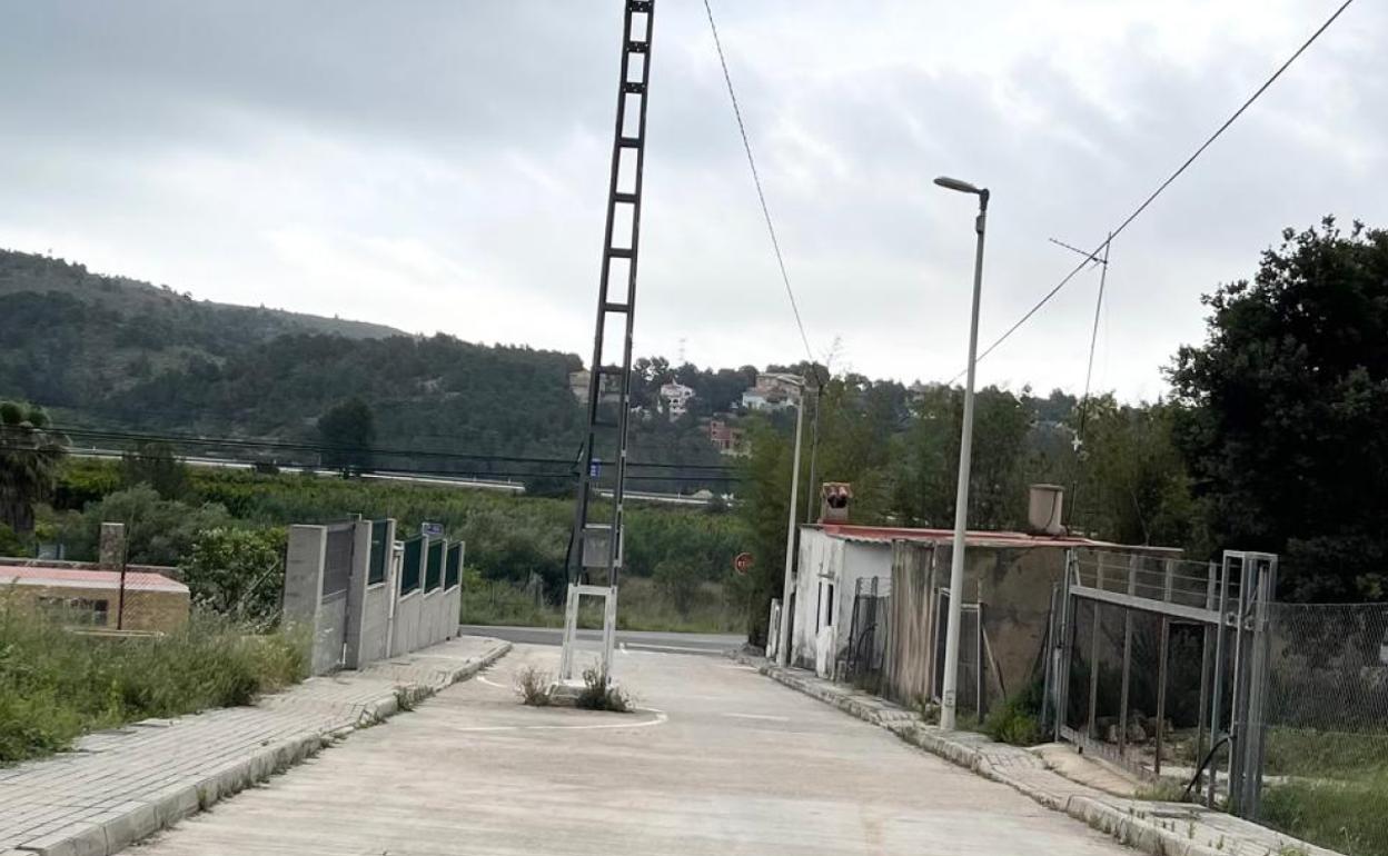 Un poste de luz, en medio de una calle de una de las urbanizaciones de Molló. 