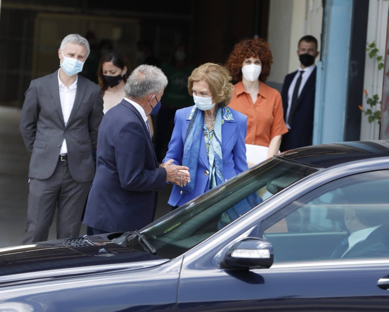 Fotos: La Reina Doña Sofía visita las instalaciones del Banco de Alimentos en la Pobla de Vallbona