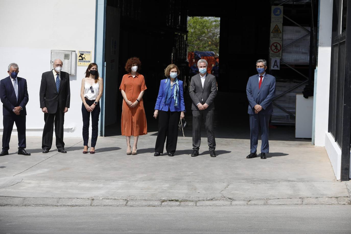 Fotos: La Reina Doña Sofía visita las instalaciones del Banco de Alimentos en la Pobla de Vallbona