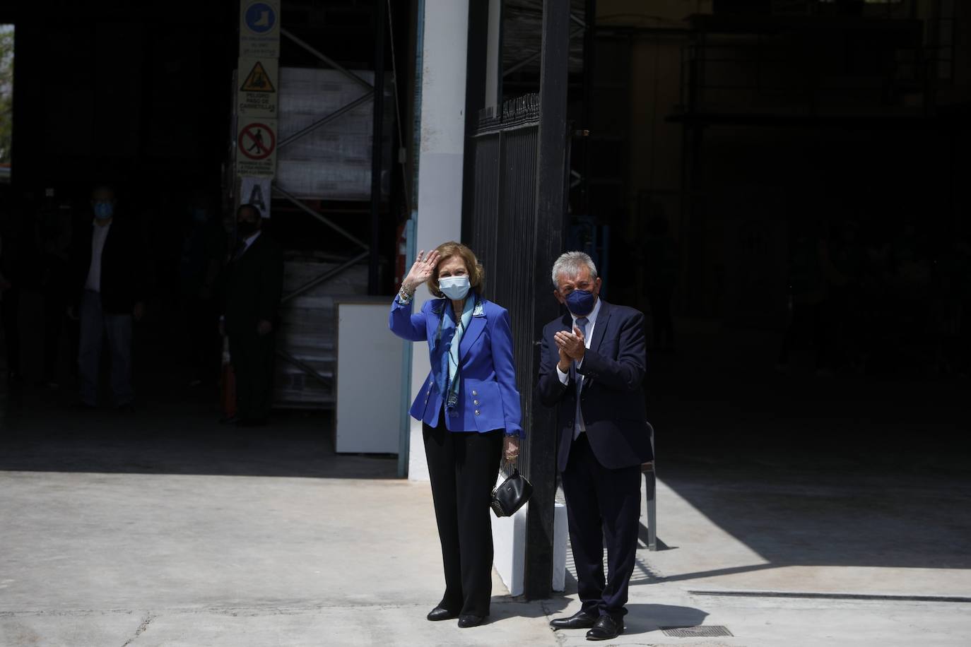 Fotos: La Reina Doña Sofía visita las instalaciones del Banco de Alimentos en la Pobla de Vallbona