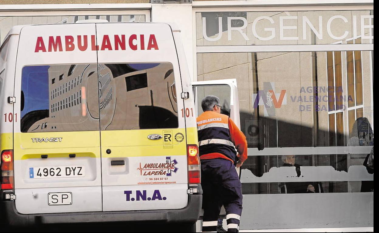 Una ambulancia en la puerta del servicio de urgencias del Hospital Doctor Peset.