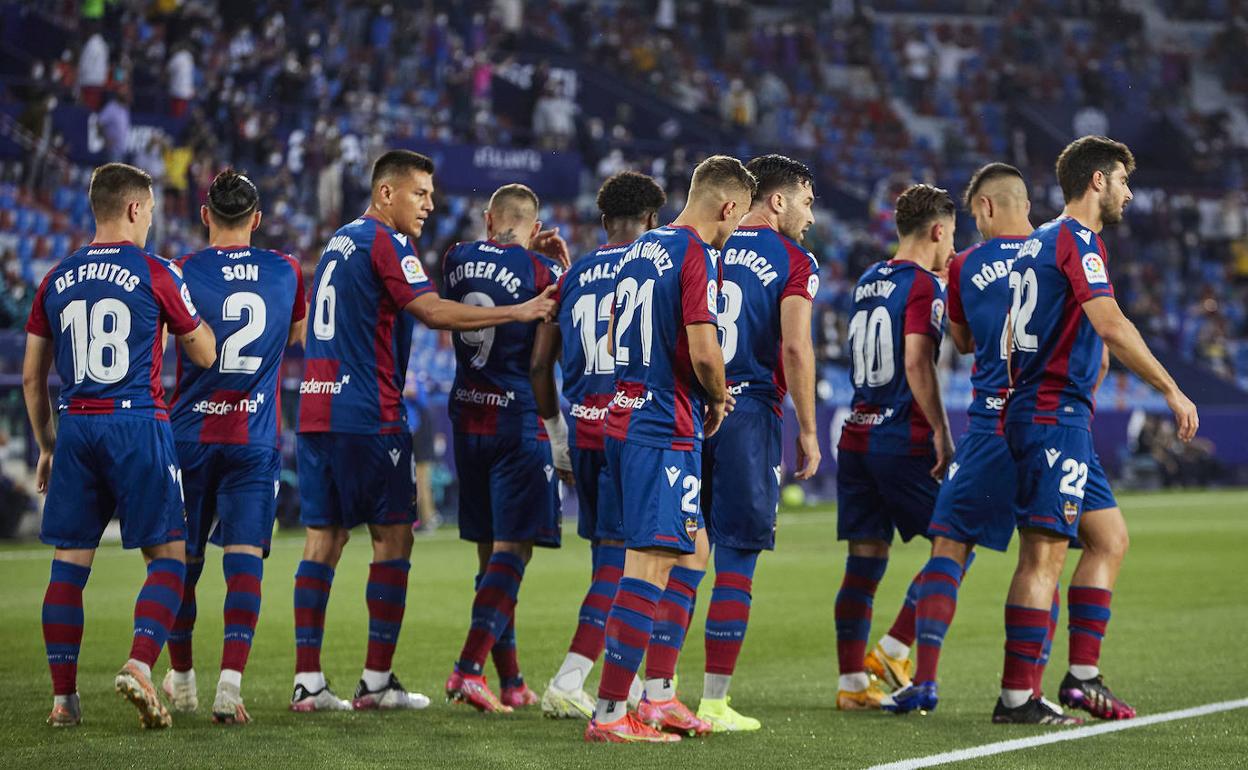 Los jugadores del Levante celebran tras el primer gol