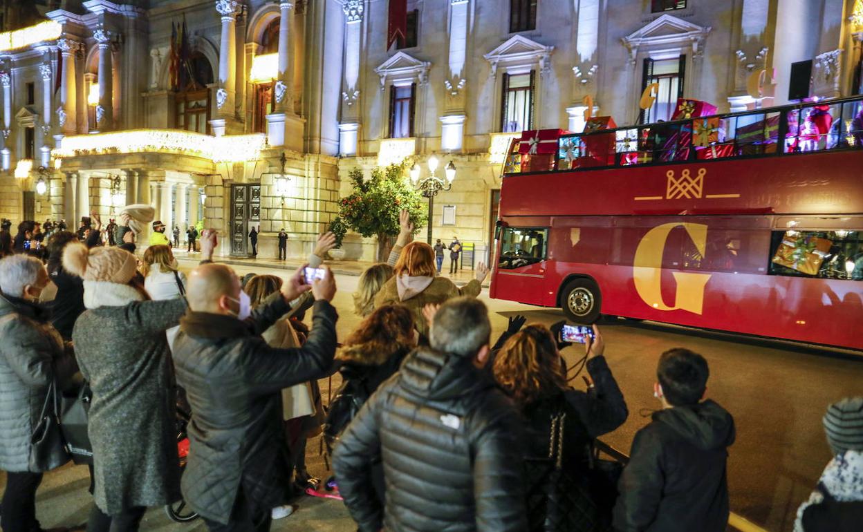 Parte del público asistente a la llegada de los Reyes Magos al Ayuntamiento. 