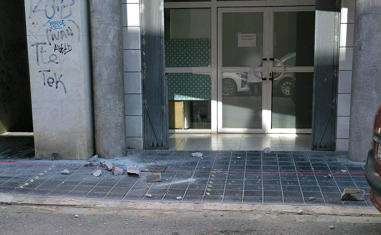 Sanitarios reclaman una actuación urgente ante la caída de cascotes en el centro de salud Trafalgar de Valencia