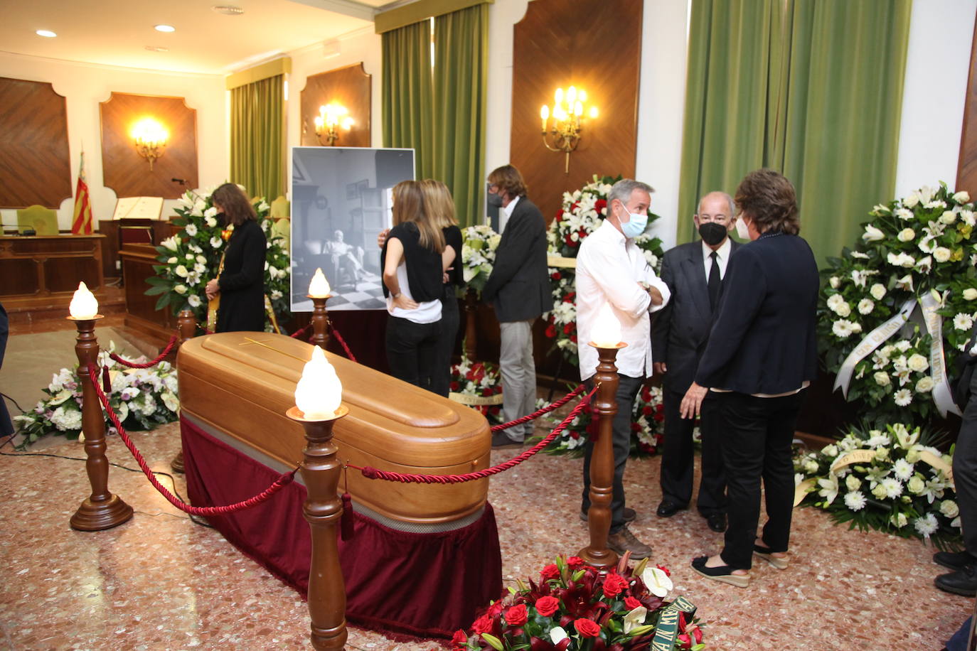 La capilla ardiente del poeta Francisco Brines, fallecido este jueves a los 89 años, se ha instalado en el Ayuntamiento de su localidad natal, Oliva. Las puertas del Salón de Plenos del Ayuntamiento se han abierto sobre las nueve de la mañana y se cerrarán poco antes de las seis, para que autoridades y vecinos puedan dar el último adiós al autor, recientemente galardonado con el Premio Cervantes. 