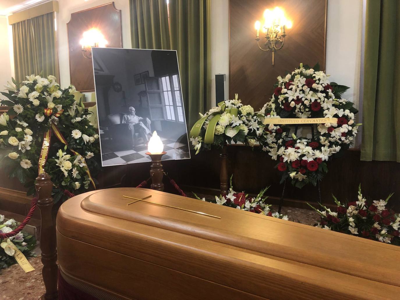 La capilla ardiente del poeta Francisco Brines, fallecido este jueves a los 89 años, se ha instalado en el Ayuntamiento de su localidad natal, Oliva. Las puertas del Salón de Plenos del Ayuntamiento se han abierto sobre las nueve de la mañana y se cerrarán poco antes de las seis, para que autoridades y vecinos puedan dar el último adiós al autor, recientemente galardonado con el Premio Cervantes. 