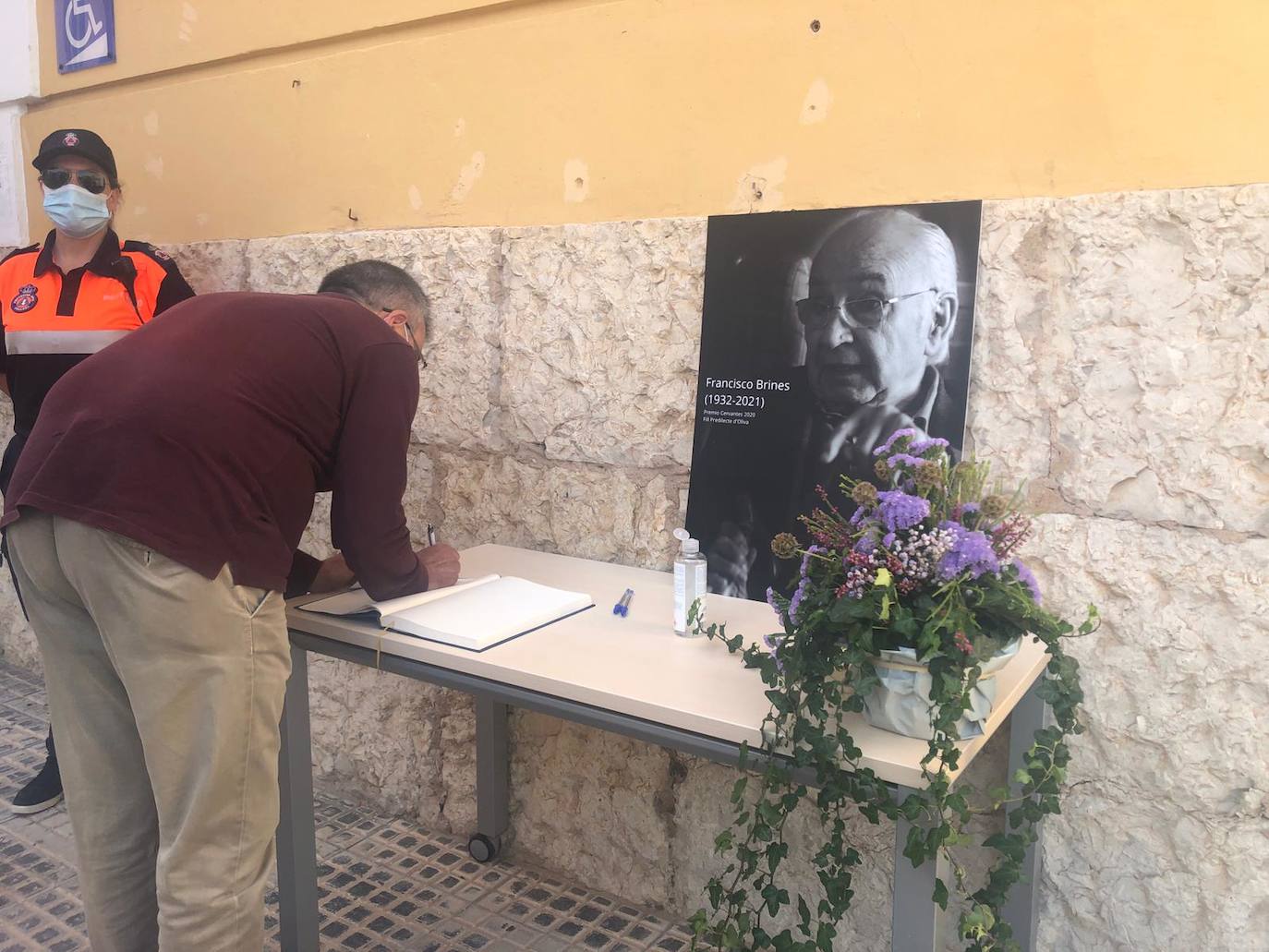 La capilla ardiente del poeta Francisco Brines, fallecido este jueves a los 89 años, se ha instalado en el Ayuntamiento de su localidad natal, Oliva. Las puertas del Salón de Plenos del Ayuntamiento se han abierto sobre las nueve de la mañana y se cerrarán poco antes de las seis, para que autoridades y vecinos puedan dar el último adiós al autor, recientemente galardonado con el Premio Cervantes. 