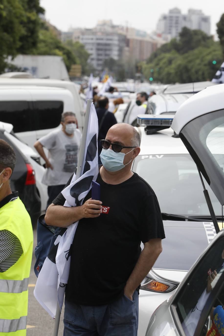 Hablamos Español ha convocado una caravana motorizado contra las políticas lingüísticas del Consell, que ha comenzado este sábado pasadas las 11 horas en el paseo de la Alameda de Valencia. La maniestación critica el avance del modelo plurilingüe de las escuelas y el requisito sobre conocimiento del valenciano que se exigirá para acceder a la Función Pública.