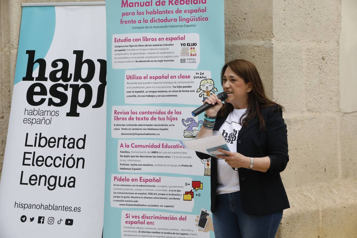 Hablamos Español ha convocado una caravana motorizado contra las políticas lingüísticas del Consell, que ha comenzado este sábado pasadas las 11 horas en el paseo de la Alameda de Valencia. La maniestación critica el avance del modelo plurilingüe de las escuelas y el requisito sobre conocimiento del valenciano que se exigirá para acceder a la Función Pública.