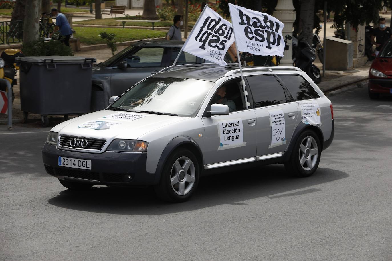 Hablamos Español ha convocado una caravana motorizado contra las políticas lingüísticas del Consell, que ha comenzado este sábado pasadas las 11 horas en el paseo de la Alameda de Valencia. La maniestación critica el avance del modelo plurilingüe de las escuelas y el requisito sobre conocimiento del valenciano que se exigirá para acceder a la Función Pública.