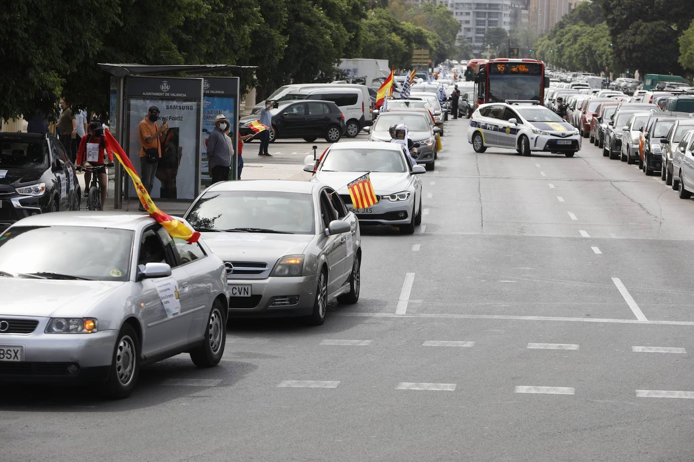 Hablamos Español ha convocado una caravana motorizado contra las políticas lingüísticas del Consell, que ha comenzado este sábado pasadas las 11 horas en el paseo de la Alameda de Valencia. La maniestación critica el avance del modelo plurilingüe de las escuelas y el requisito sobre conocimiento del valenciano que se exigirá para acceder a la Función Pública.